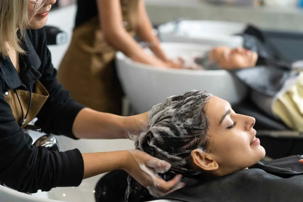Odkryj zalety profesjonalnych szamponów fryzjerskich – Dlaczego warto je wybrać?  