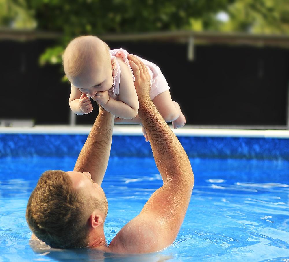 Dziecko na basenie – dlaczego warto rozpocząć naukę pływania?