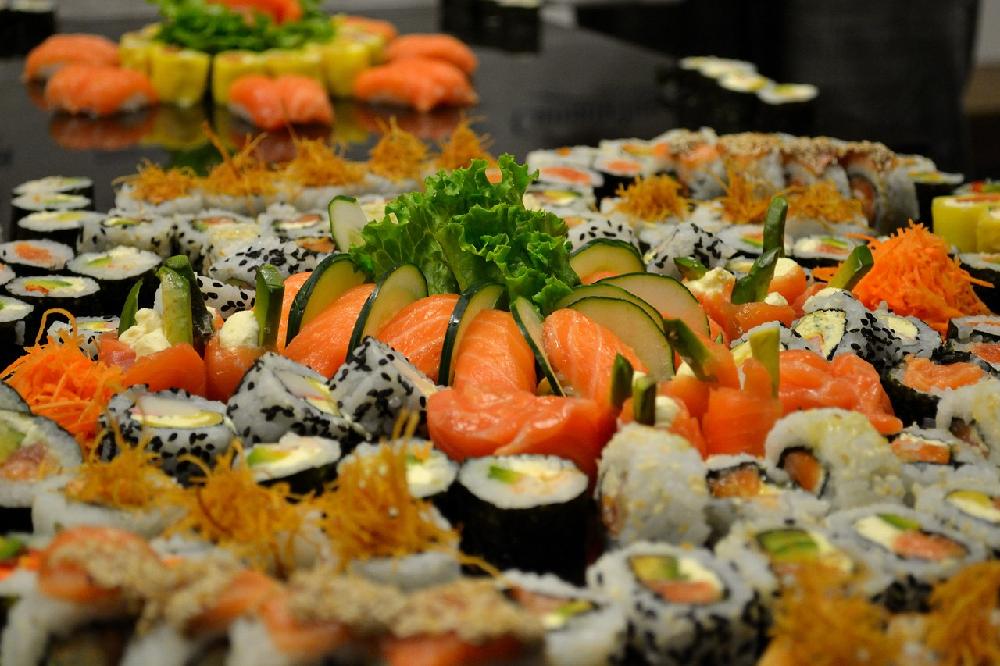 Czy warto zamówić na przyjęcie mobilny sushi bar?
